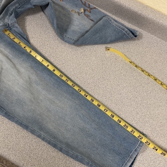 Gloria Vanderbilt “Jordyn” All Around Slimming Effect Embroidered Capri Jeans - Picture 13 of 13